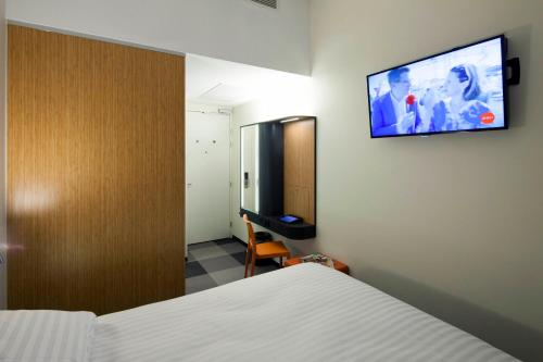Televisyen dan/atau pusat hiburan di easyHotel Maastricht City Centre