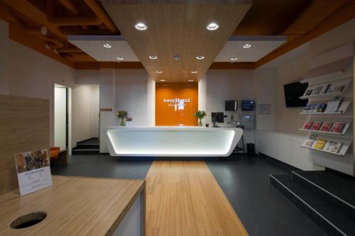 Televisyen dan/atau pusat hiburan di easyHotel Maastricht City Centre