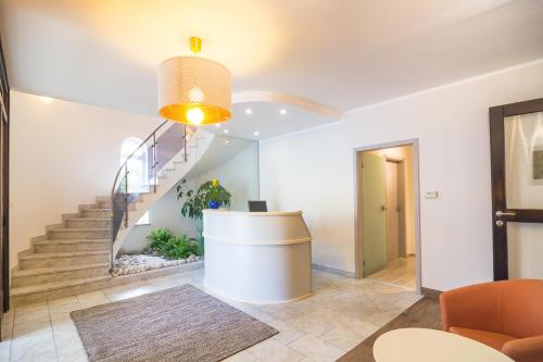 ein Büro mit einer Treppe und einer Lobby in der Unterkunft HOP HOUSE Garni Hotel in Postojna