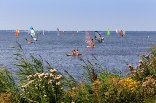 a group of people on boats in the water at Bungalowpark Het Verscholen Dorp in Harderwijk