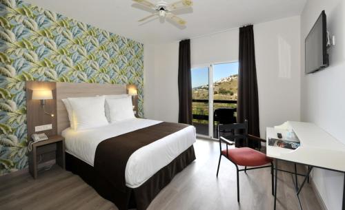 Postel nebo postele na pokoji v ubytování Hotel Salobreña Suites