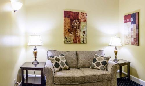 a living room with a couch and two lamps at Asbury Inn & Suites in Wilmore