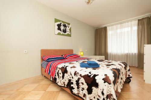 モスクワにあるKvart-Hotel Tretyakov Galleryのベッドルーム1室(ベッドに牛の毛布付)
