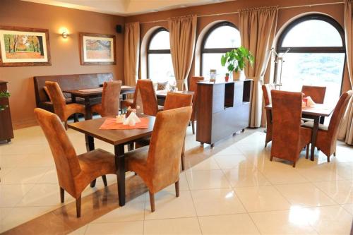 a dining room with a table and chairs at Hotel Vis a Vis Łańcut in Łańcut