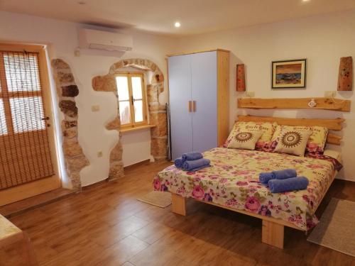 1 dormitorio con 1 cama en una habitación en Apartments Blue & Green, en Mošćenička Draga