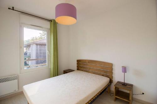 une chambre avec un lit et une fenêtre dans l'établissement Les Terrasses du Lac L58, à Aureilhan