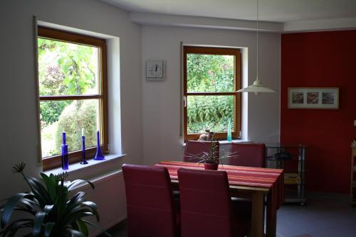 Osann-MonzelにあるFerienwohnung Mosellaのダイニングルーム(テーブル、窓2つ付)
