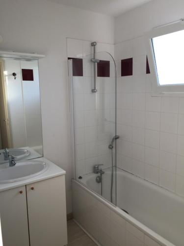 une salle de bain avec une baignoire, un lavabo et une douche dans l'établissement Les Terrasses du Lac L58, à Aureilhan