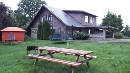 Taman di luar Viesu nams “Bauļi”