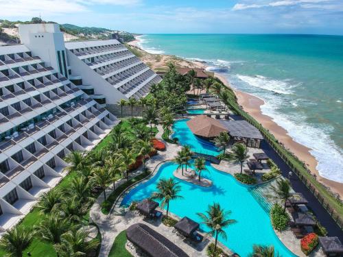 ナタールにあるWish Natalのホテルとビーチの空中の景色を望めます。