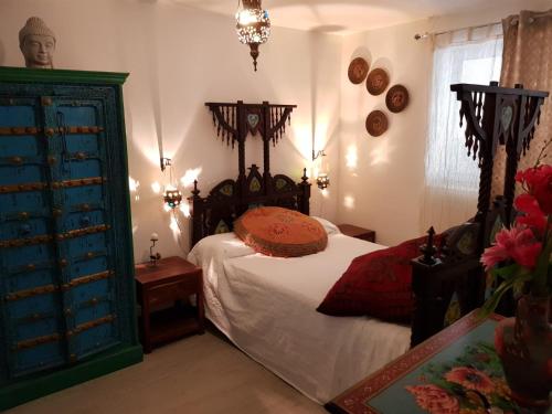 - une chambre avec un lit et une commode bleue dans l'établissement Maison Lolly corse wifii free, à Borgo