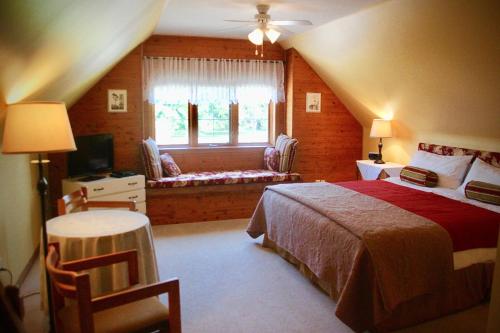 um quarto com uma cama e uma janela em A Touch of Country B&B em Stratford