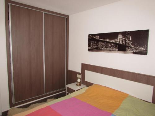 ラ・マタにあるALEGRIA ID28のベッドルーム1室(ベッド1台、壁掛けテレビ付)