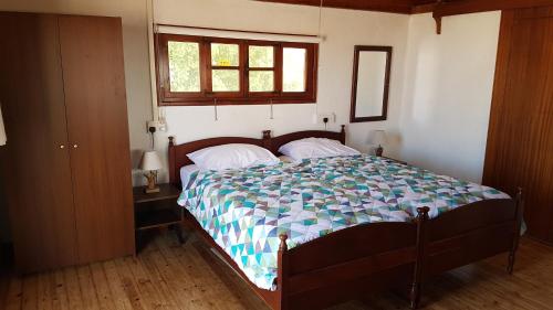 sypialnia z łóżkiem z kołdrą w obiekcie ZORBAS Sea View No 4 w Larnace