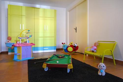 a living room with a table and play equipment at Los Olivos in Nava de la Asunción