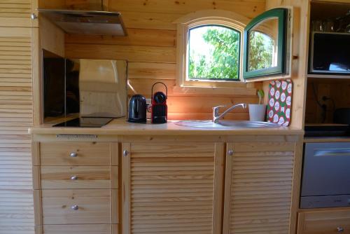 Dapur atau dapur kecil di Les Piégonnaises - Deux luxueuses roulottes et la cabane en Drôme Provençale