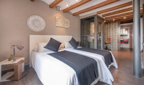 ein Schlafzimmer mit einem großen weißen Bett in einem Zimmer in der Unterkunft Circus House, TarracoHomes in Tarragona