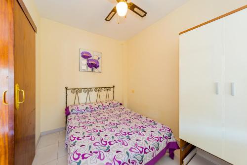 トレビエハにあるALEGRIA ID99の小さなベッドルーム(ベッド1台、天井ファン付)