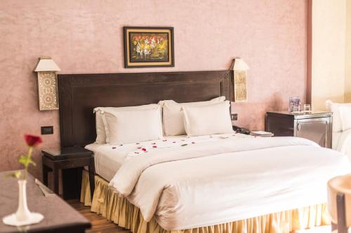 Postel nebo postele na pokoji v ubytování Hotel Almas
