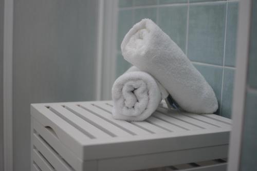 ein paar Handtücher auf einer weißen Bank in der Unterkunft San Francisco's House in Medina-Sidonia