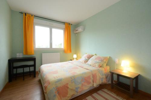1 dormitorio con 1 cama y una ventana con cortinas de color naranja en Gîte des Mesanges, en Haybes