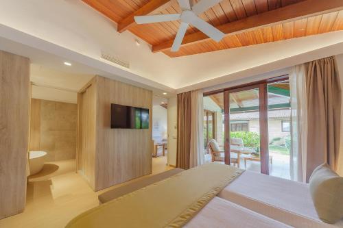 een slaapkamer met een bed en een plafondventilator bij PortBlue Club Pollentia Resort & Spa in Alcudia