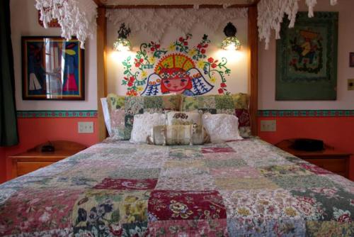 Giường trong phòng chung tại La Dona Luz Inn an Historic B&B