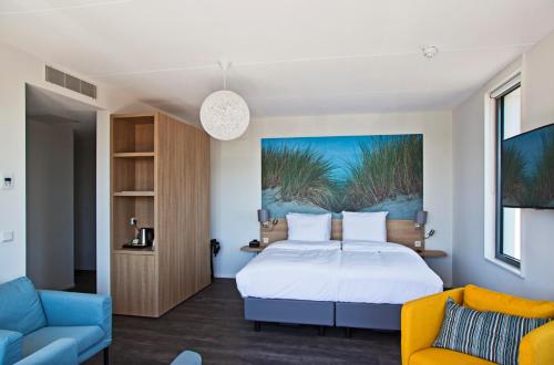מיטה או מיטות בחדר ב-Strandhotel Duinoord