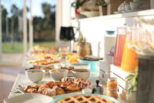 un buffet con prodotti da forno e altri cibi su un tavolo di L'Ulivo e la Stella a Porto Cesareo