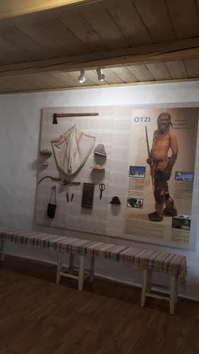 a wall with a bench in front of a display at Lörincz Vendégház in Corund