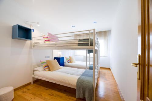 a bedroom with two bunk beds in a room at Andares in Arzúa