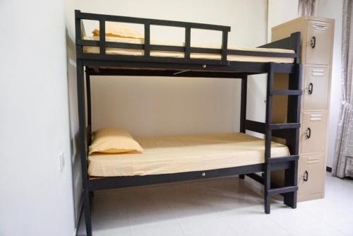 Uma ou mais camas em beliche num quarto em White Rose Hostel