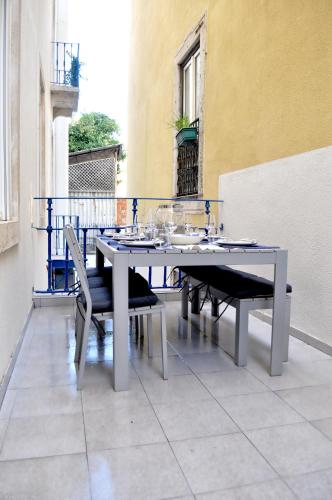 un tavolo e sedie seduti su un patio di Intendente Terrace a Lisbona