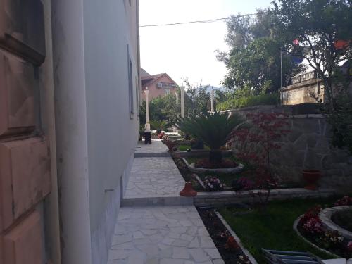Κήπος έξω από το Apartmani Tanja