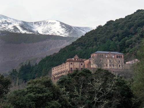 an old building on the side of a mountain at MONASTERIO de SANTA MARÍA DE VALVANERA in Anguiano