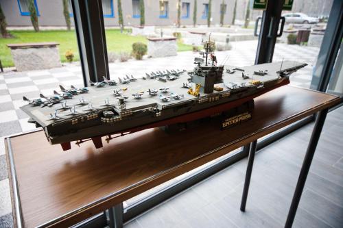 a model of a battleship sitting on top of a table at Hotel Malinowski Business in Gliwice