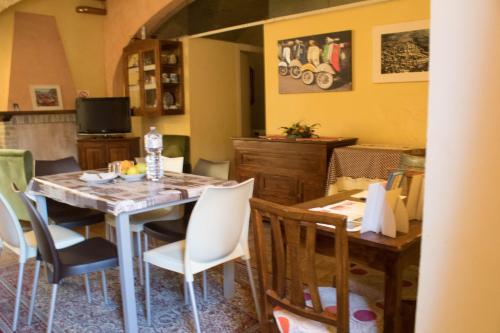 ein Esszimmer mit einem Tisch und Stühlen in der Unterkunft Lo Sfizio B&B in Cupramontana