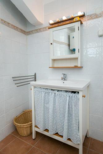 a bathroom with a sink and a mirror at Spiti Ena in Theologos