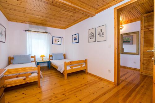 A bed or beds in a room at Spiti Ena