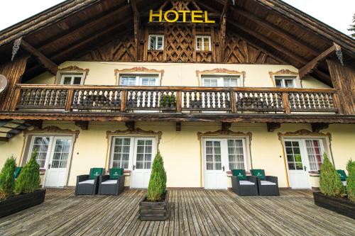 ein Hotel mit einem Balkon auf der Vorderseite in der Unterkunft Hotel Grünwalderhof in Innsbruck
