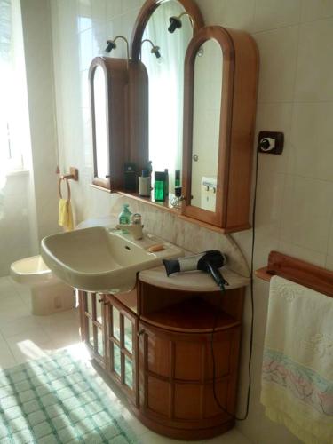 a bathroom with a sink and a mirror at Casa vacanza Manfredonia in Manfredonia