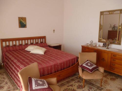 a bedroom with a bed and a dresser and a mirror at Casa vacanza Manfredonia in Manfredonia