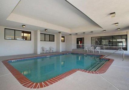 una gran piscina en una casa grande en Baymont by Wyndham Mooresville en Mooresville