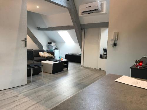 a living room with a couch and a table at Appartement Hyper centre Silencieux Lumineux in Dreux