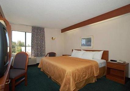 um quarto de hotel com uma cama e uma janela em Baymont by Wyndham Mooresville em Mooresville