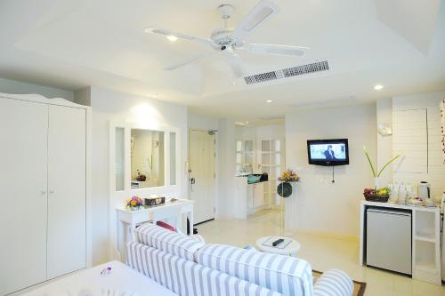 Телевизор и/или развлекательный центр в The Beach Boutique House