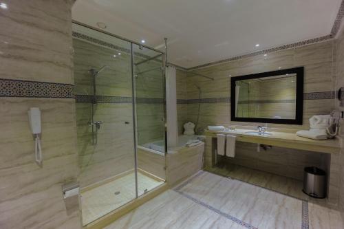 Salle de bains dans l'établissement Ennakhil Marrakech Hotel & SPA