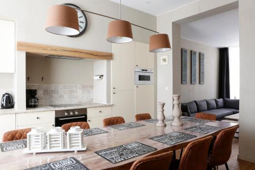 a kitchen and dining room with a table and chairs at Villa Maxime in Ostend