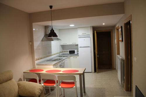 Kuchyň nebo kuchyňský kout v ubytování Rivera Del Tirón Apartamentos