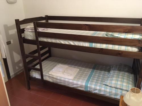 Krevet ili kreveti na sprat u jedinici u okviru objekta Villa Calaverde Santa Margherita di Pula